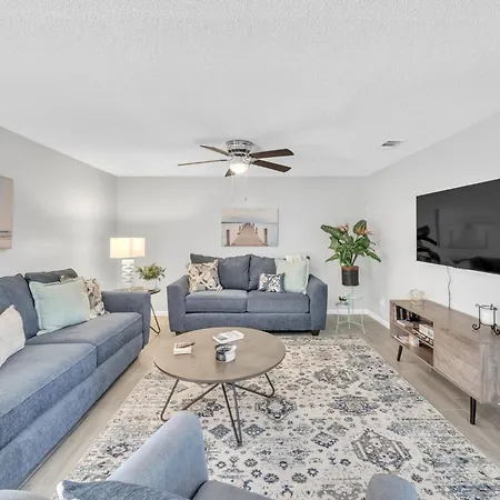 Serenity Retreat- Charming Home Near Attractions! Home